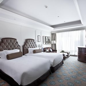 Executive Club Room Twin Beds